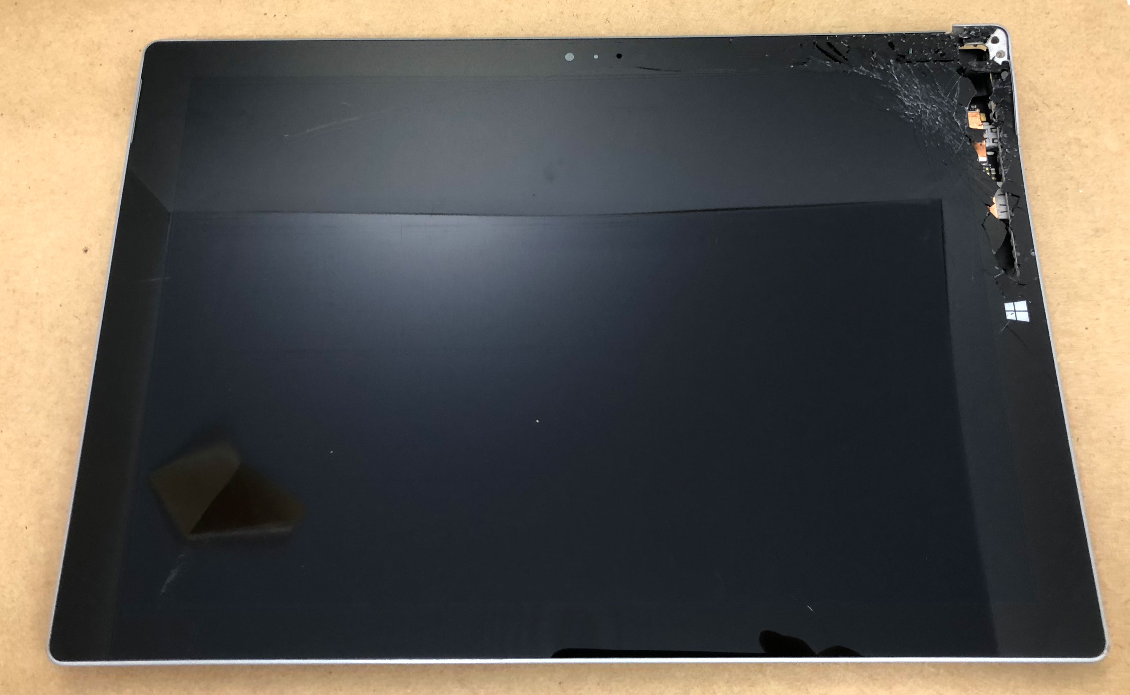 Surfaceの液晶割れ